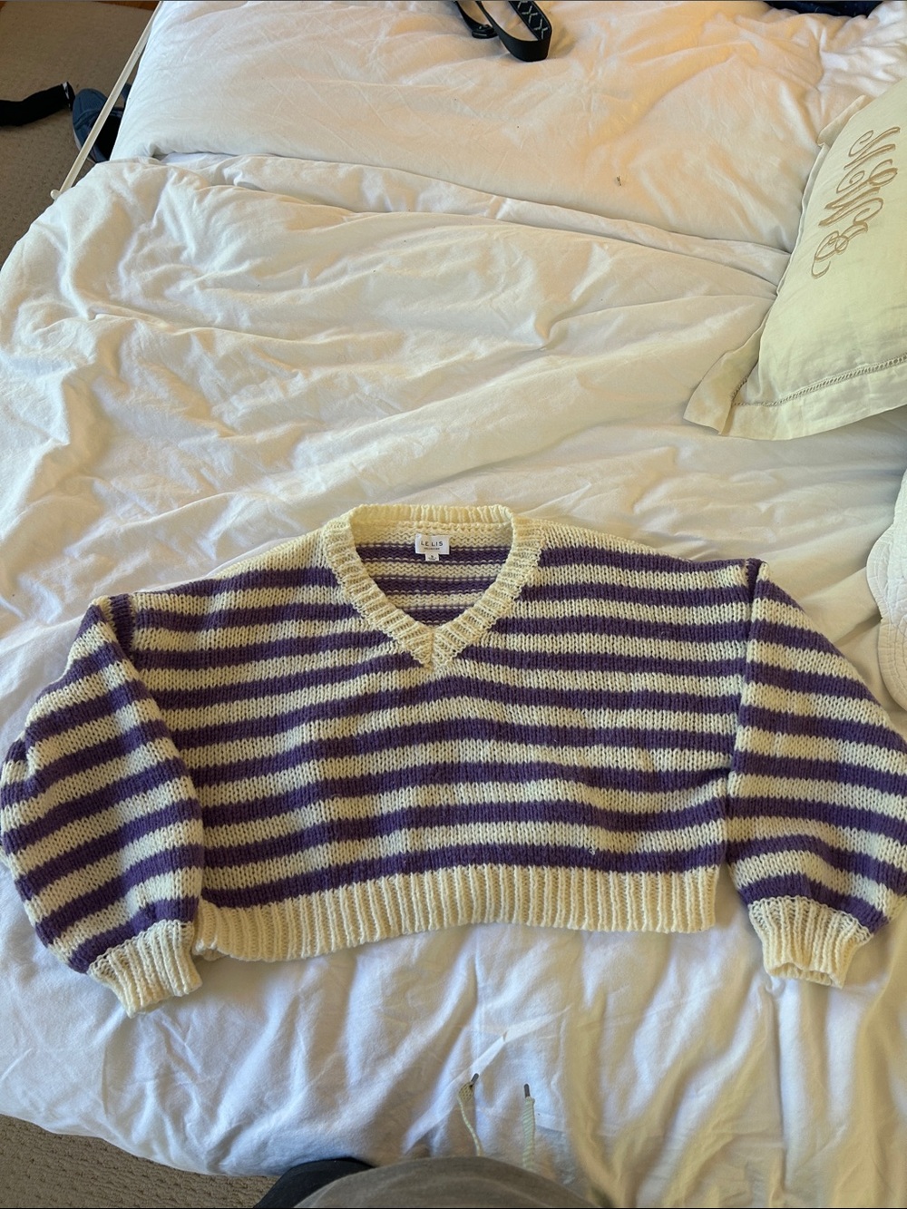vestique Cropped Striped V-Neck Sweater in Cream and Purple
